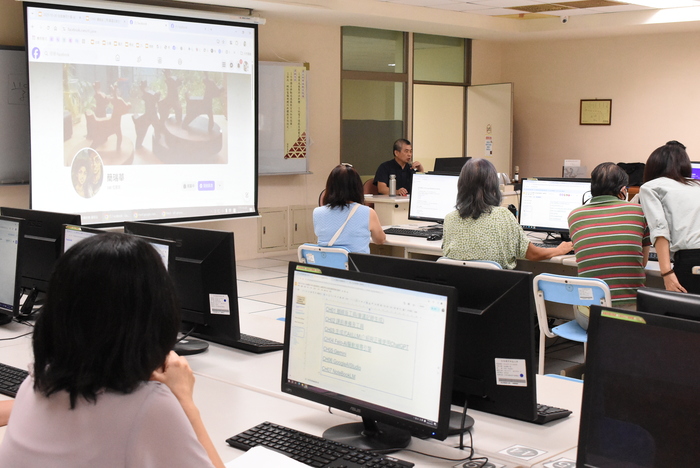 114.10.20教師研習「AI應用與生成資訊」主講人：謝昌勳總經理圖片