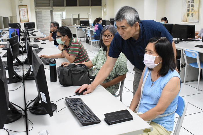 114.10.20教師研習「AI應用與生成資訊」主講人：謝昌勳總經理圖片