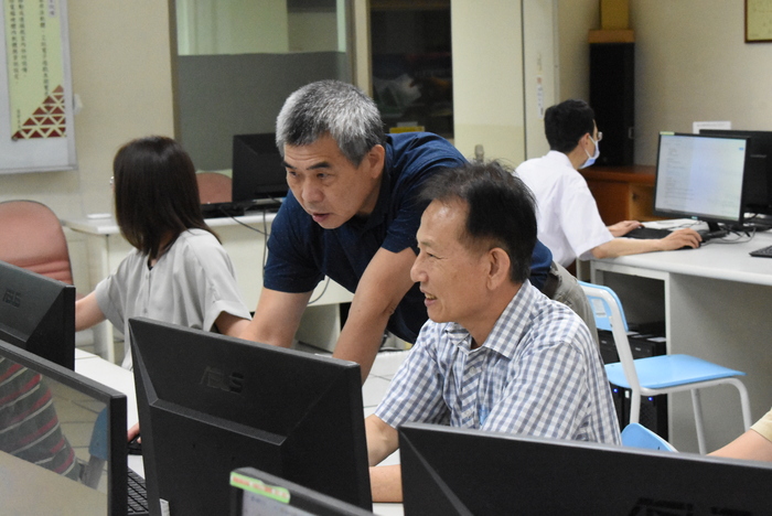 114.10.20教師研習「AI應用與生成資訊」主講人：謝昌勳總經理圖片