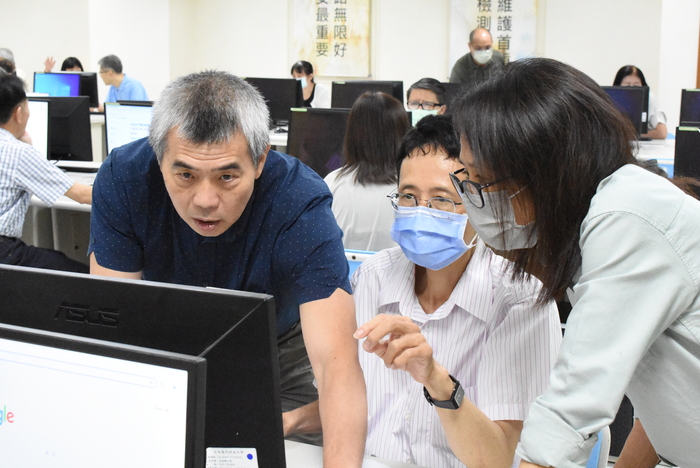 114.10.20教師研習「AI應用與生成資訊」主講人：謝昌勳總經理圖片